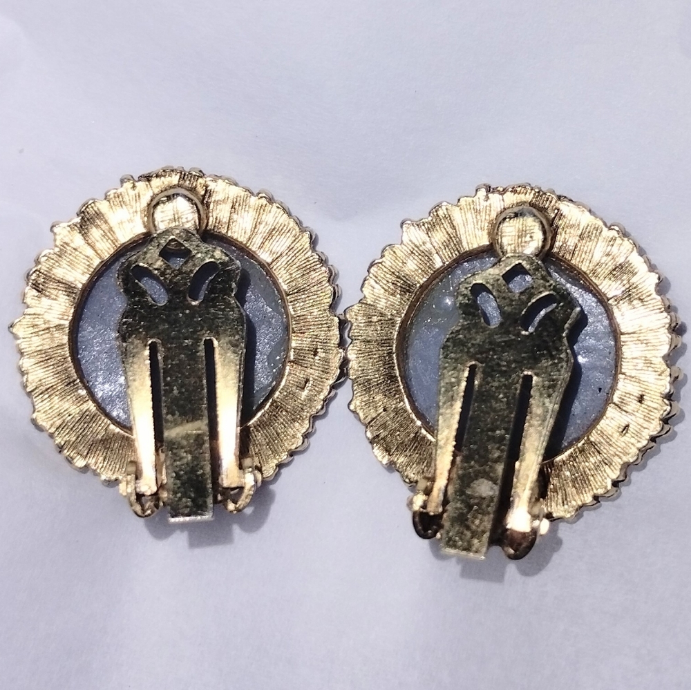Vtg Courting Couple Lucite Cameo Clip Earrings - Picture 2 of 2